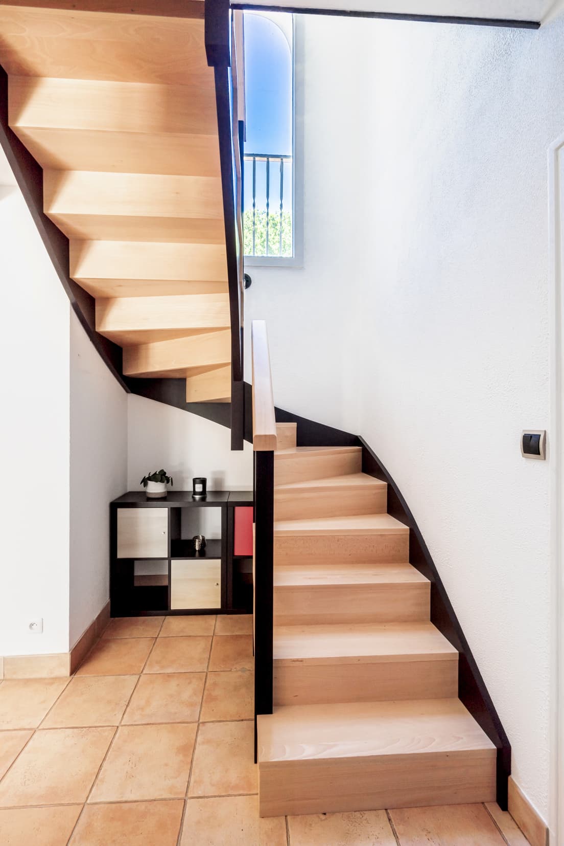 Escalier en bois avec limon et garde-corps laqués noir installé dans une maison surélevée à Basse-Goulaine – Activ Travaux - Atlantic Déco & Travaux