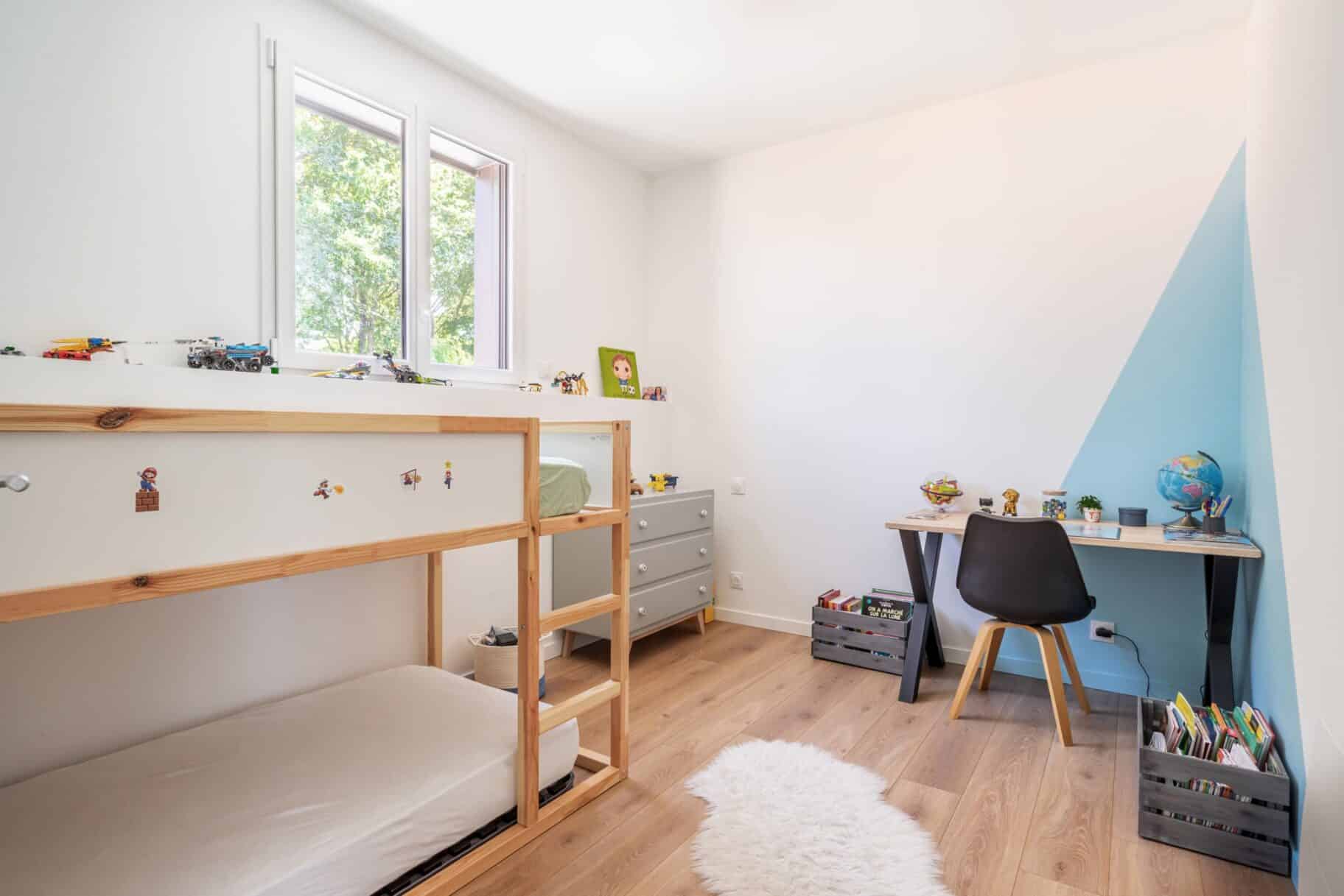 Chambre terminée après surélévation de maison à Basse-Goulaine, avec finitions peinture et sol – Activ Travaux - Atlantic Déco & Travaux