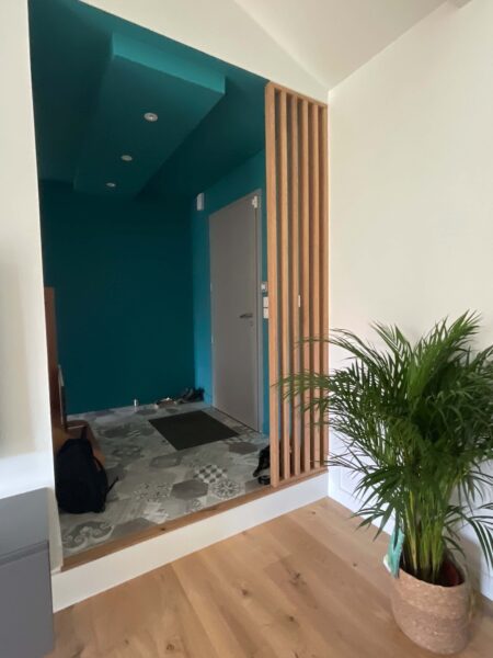 Rénovation des sols avec parquet et carrelage dans une entrée de maison à Nantes
