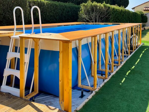 Piscine semi-enterrée en bois