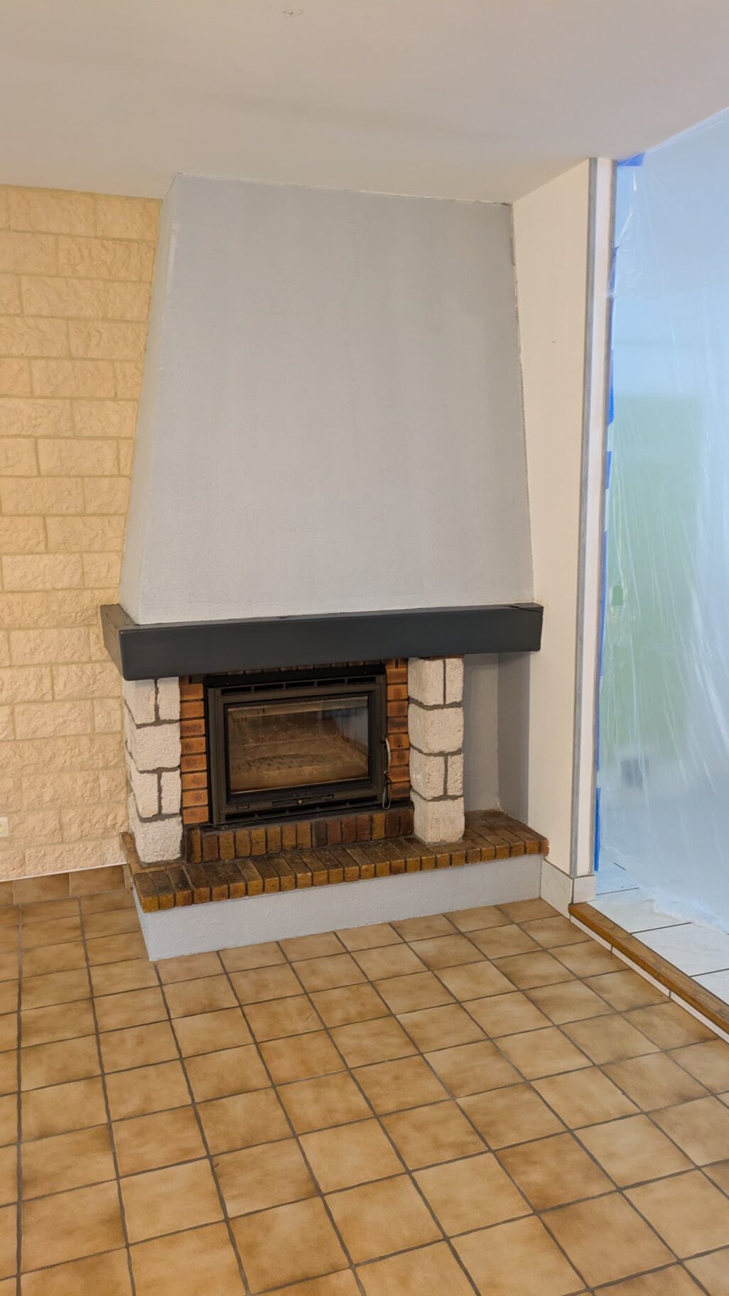 Avant rénovation à Bouaye – cheminée à déposer
