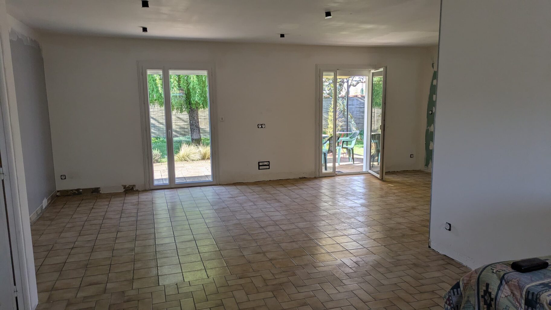 Chantier de rénovation en cours à Bouaye – décloisonnement entrée séjour et cuisine salon