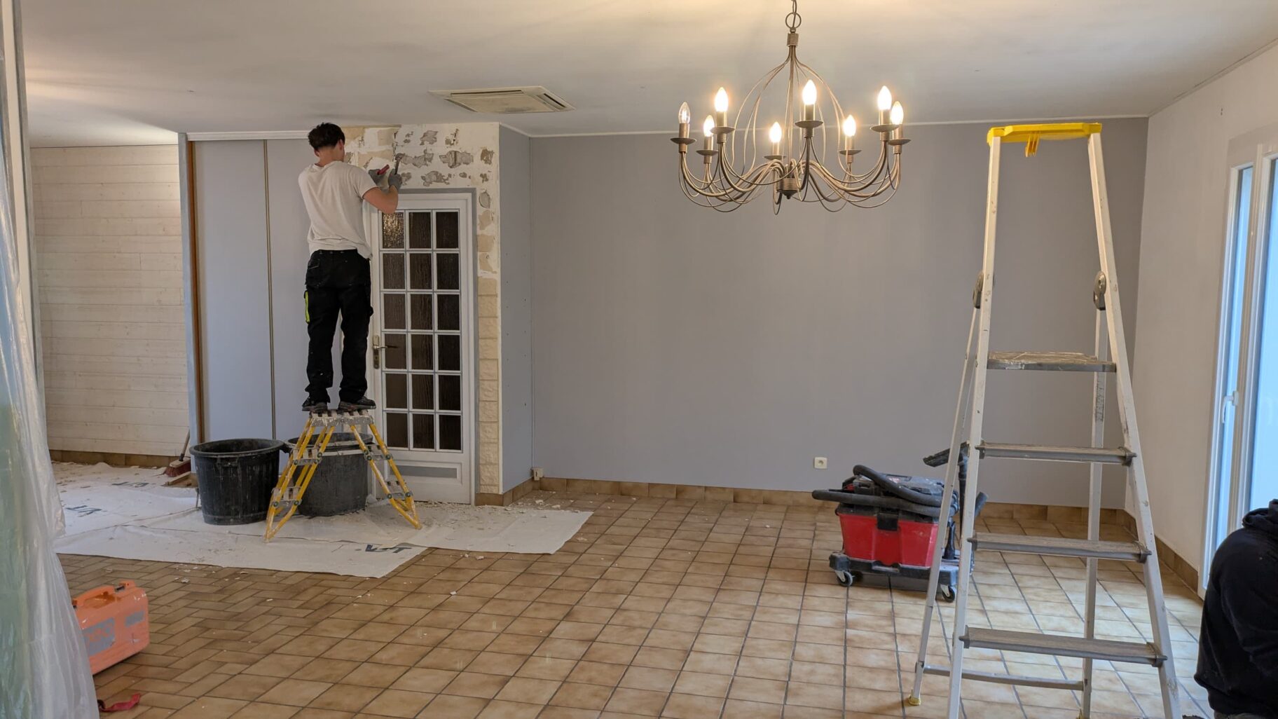 Chantier de rénovation en cours à Bouaye – Suppression du parement pour éclaircir la pièce de vie