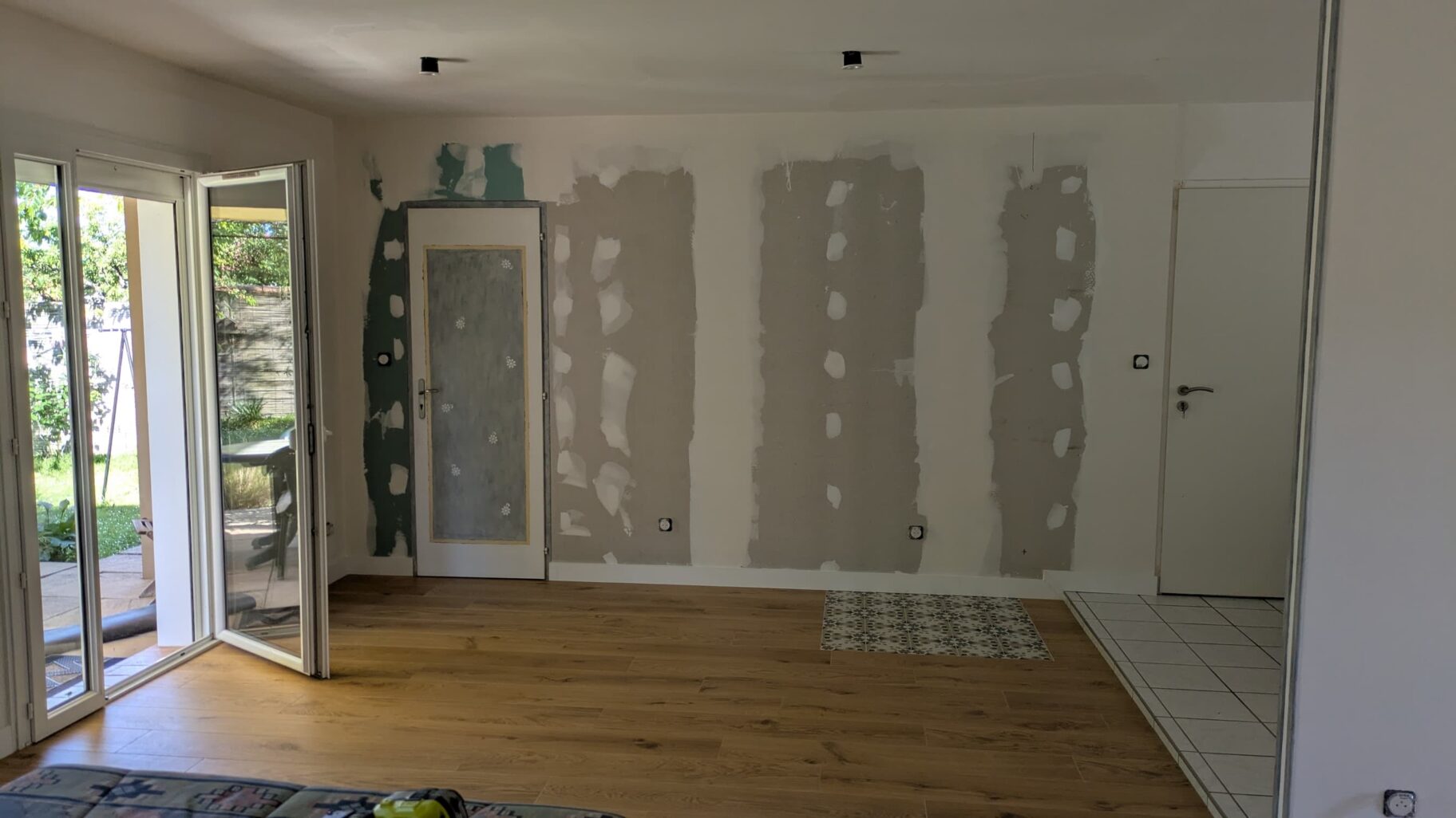 Nouveau carrelage imitation parquet et carreaux de ciment sous poêle