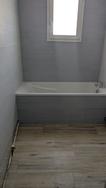 Pose de la faïence de la  salle de bain en cours – Activ Travaux -Atlantic Déco & Travaux