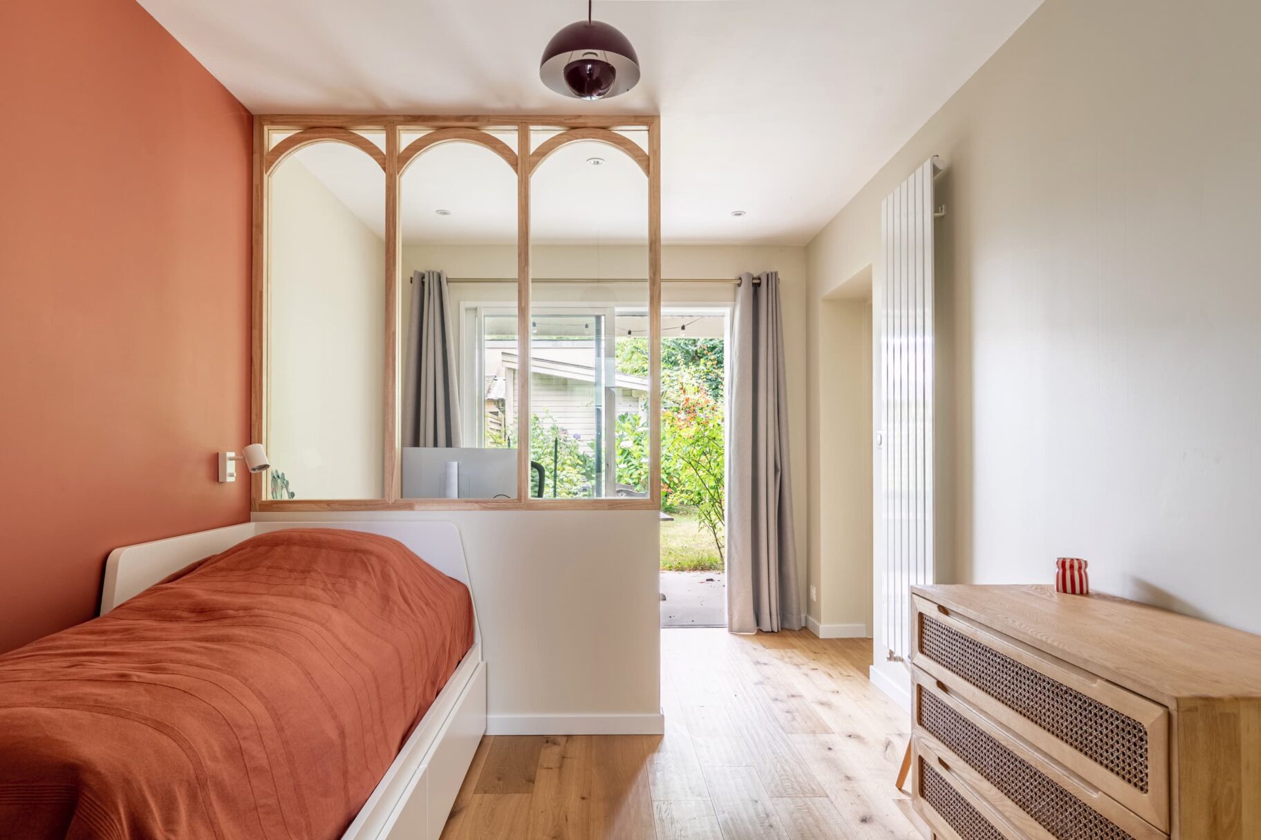 Chambre d’amis avec parquet dans extension ossature bois – projet Activ Travaux - Atlantic Déco & Travaux