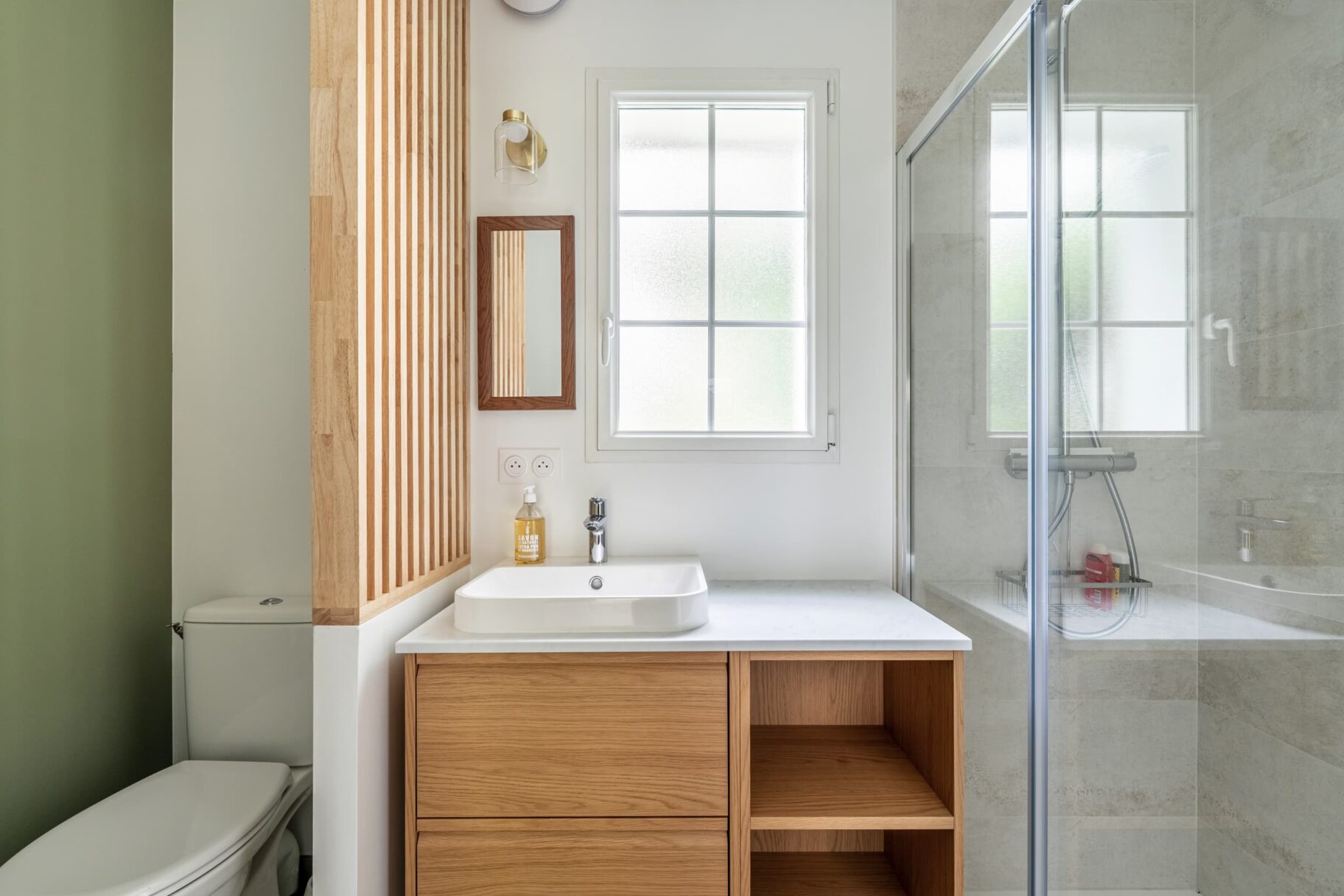 Salle d’eau avec douche, WC et vasque – création dans extension de maison bois