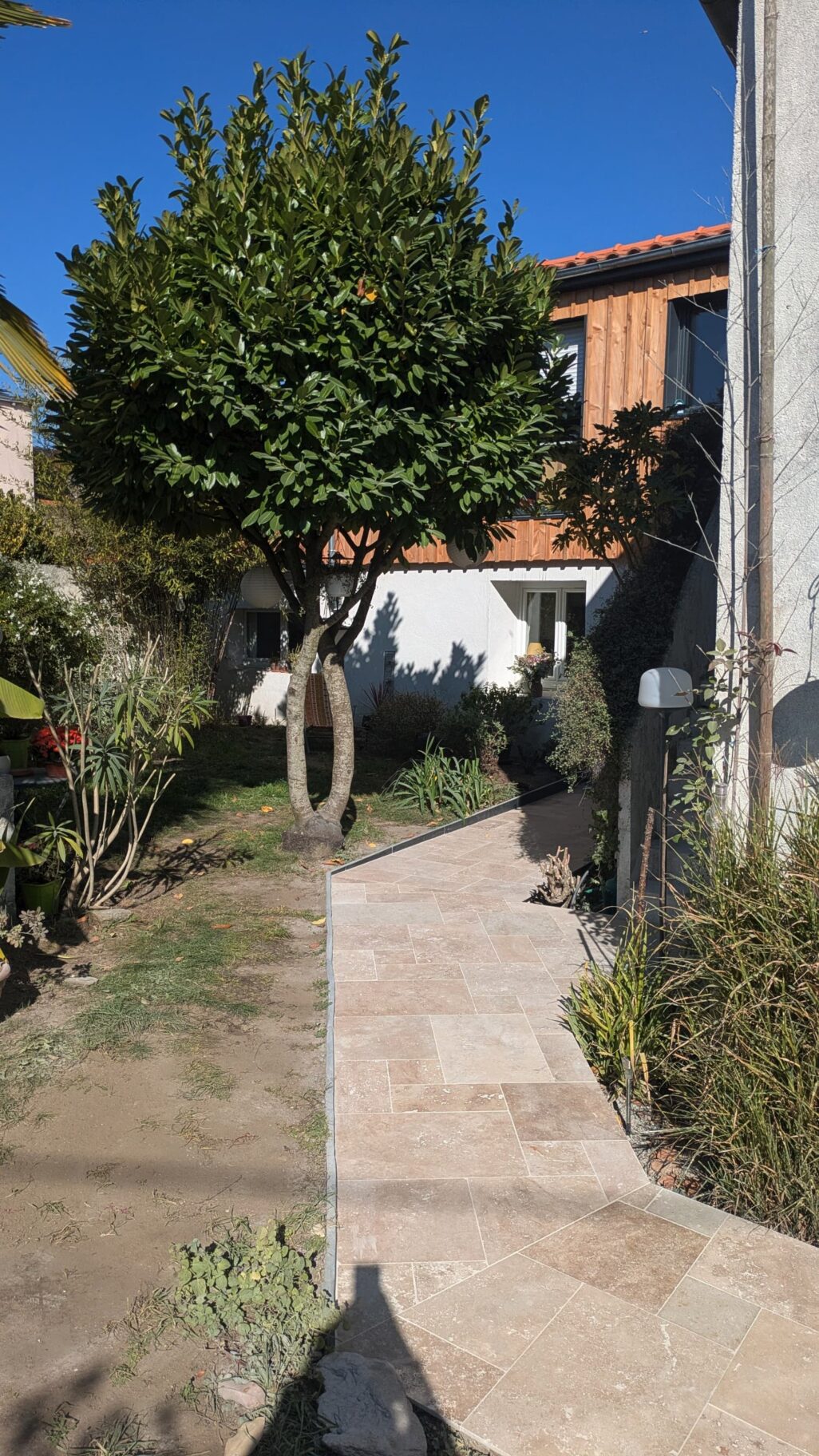 Surélévation de maison terminée à Nantes – façade rénovée et allée en travertin – Activ Travaux - Atlantic Déco & Travaux