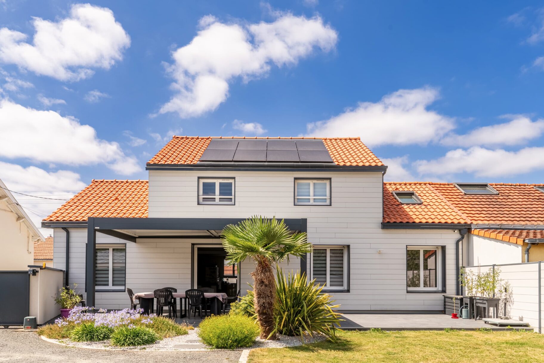 Vue extérieure de la maison surélevée à Saint-Sébastien-sur-Loire – projet global réalisé par Activ Travaux – Atlantic Déco & Travaux.