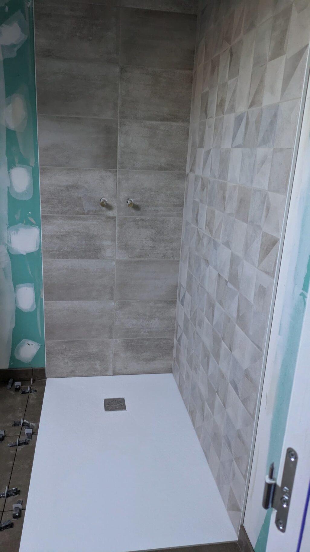 Receveur de douche et faïence posés dans la salle d’eau des combles à Thouaré-sur-Loire