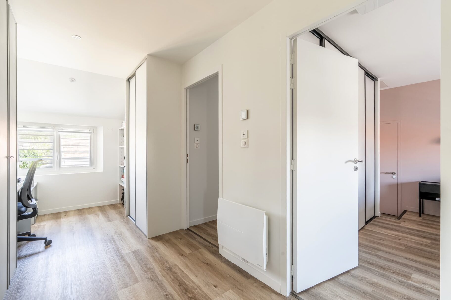 Aménagement intérieur d’une surélévation à Saint-Sébastien-sur-Loire – mezzanine fermée transformée en bureau lumineux, réalisé par Activ Travaux – Atlantic Déco & Travaux.