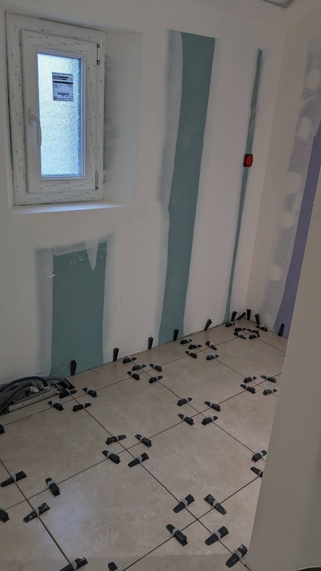 pose du carrelage de la salle de bain, réalisée par Activ Travaux – Atlantic Déco & Travaux.