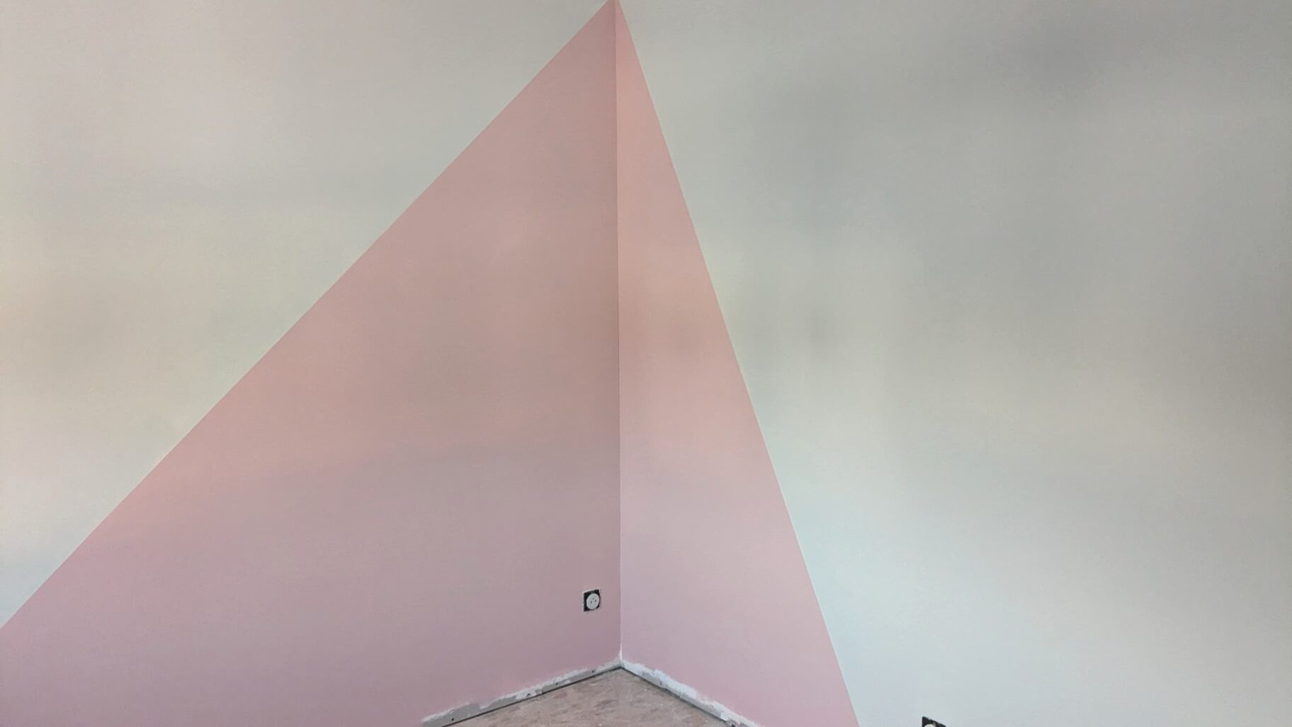 application des peintures intérieures sur murs et plafonds