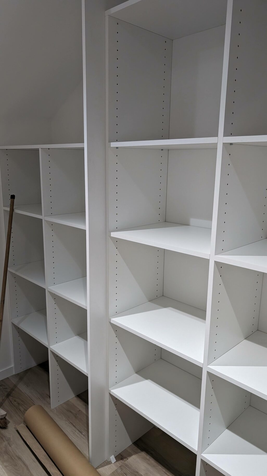 création d’un placard et de rangements sur mesure, réalisés par Activ Travaux – Atlantic Déco & Travaux.