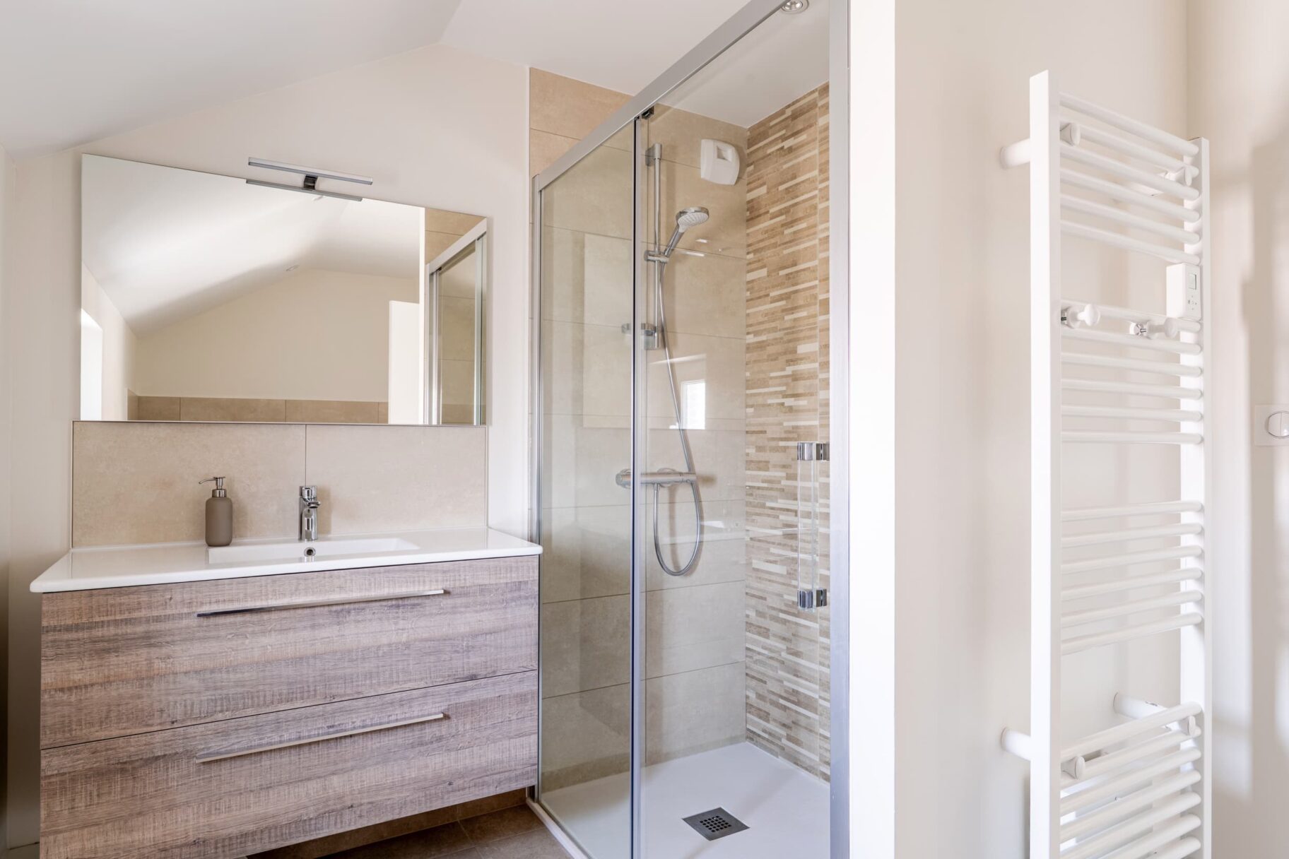Aménagement intérieur surélévation à Saint-Sébastien-sur-Loire – salle de bain avec meuble simple vasque et douche, réalisée par Activ Travaux – Atlantic Déco & Travaux.