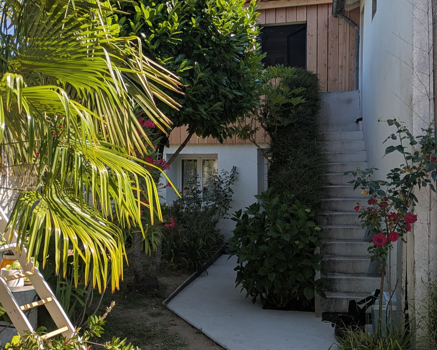 Maison surélevée à Nantes – bardage bois terminé avant aménagement extérieur