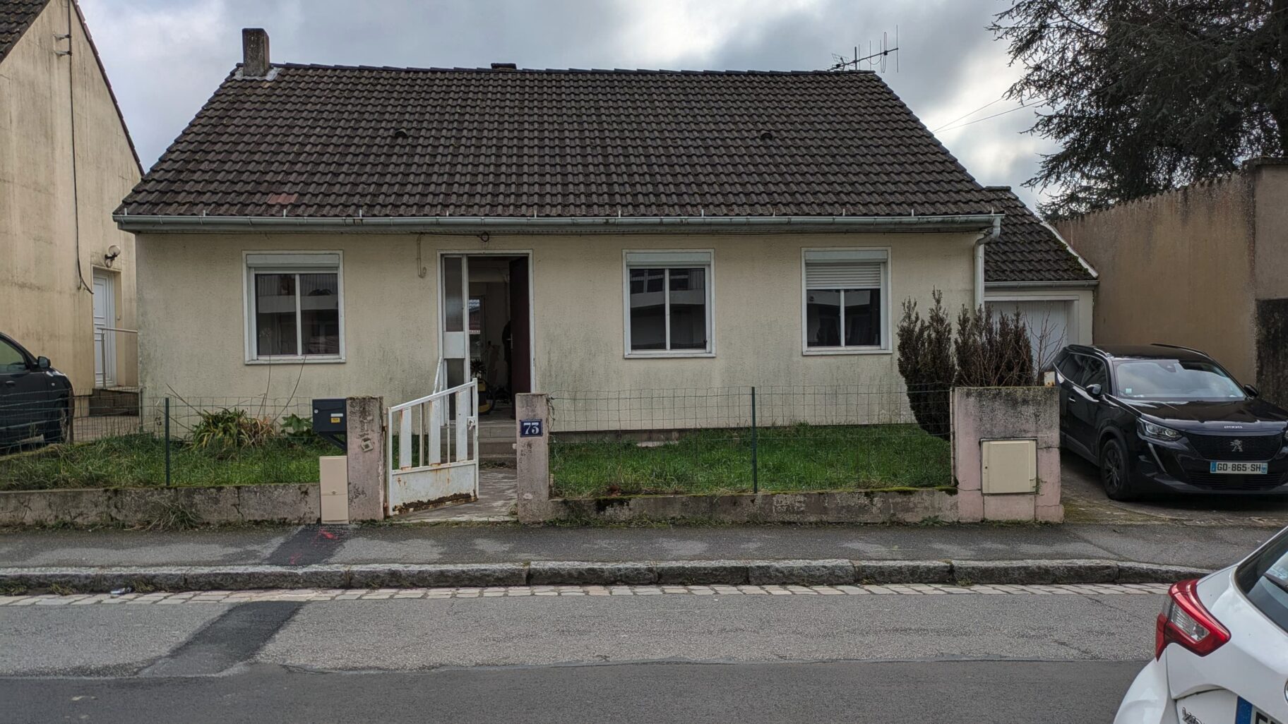 Façade d’origine avant rénovation – maison Phénix nécessitant isolation extérieure et modernisation des menuiseries.