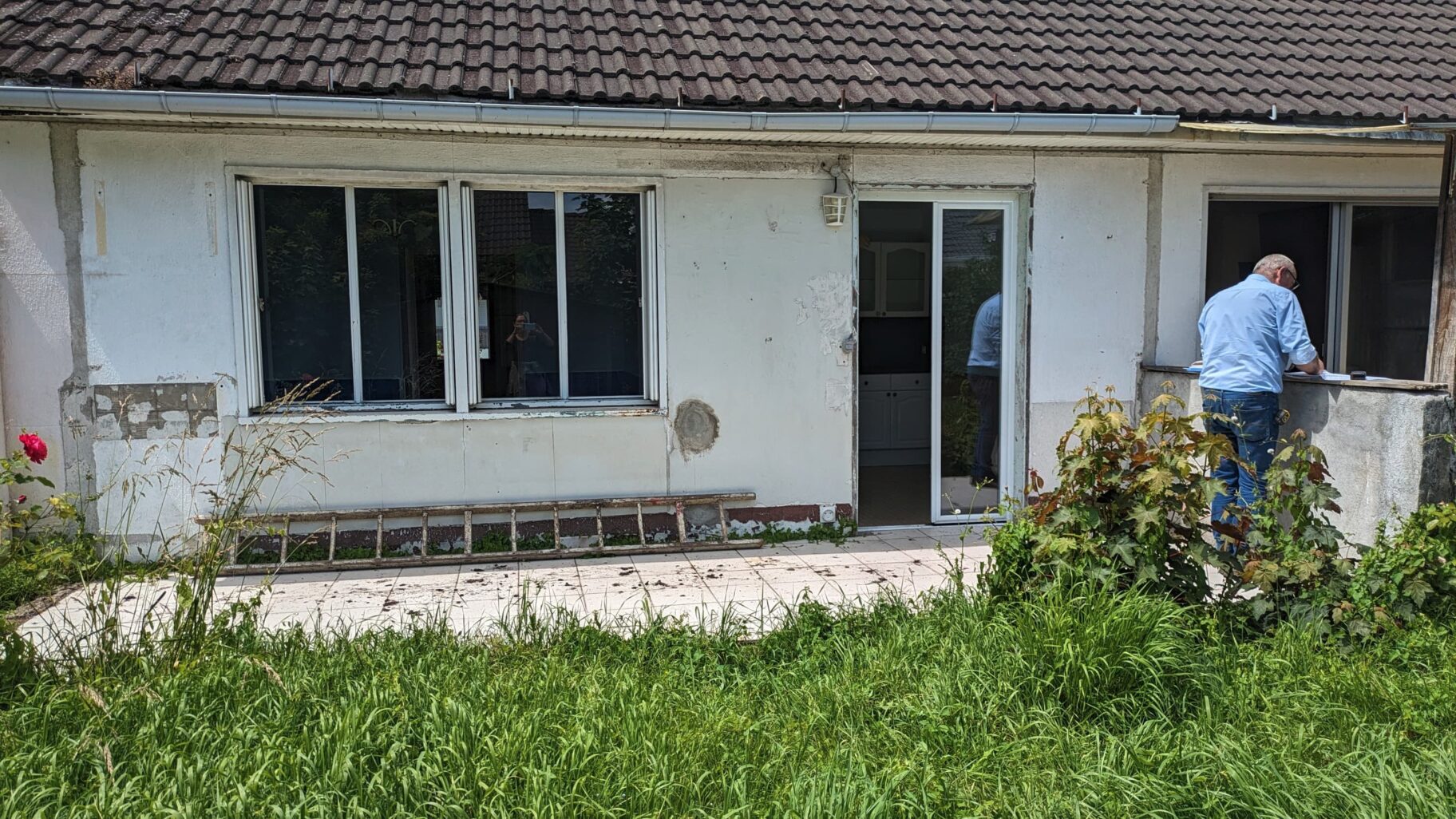 Arrière de la maison avant isolation et travaux d’aménagement extérieur.