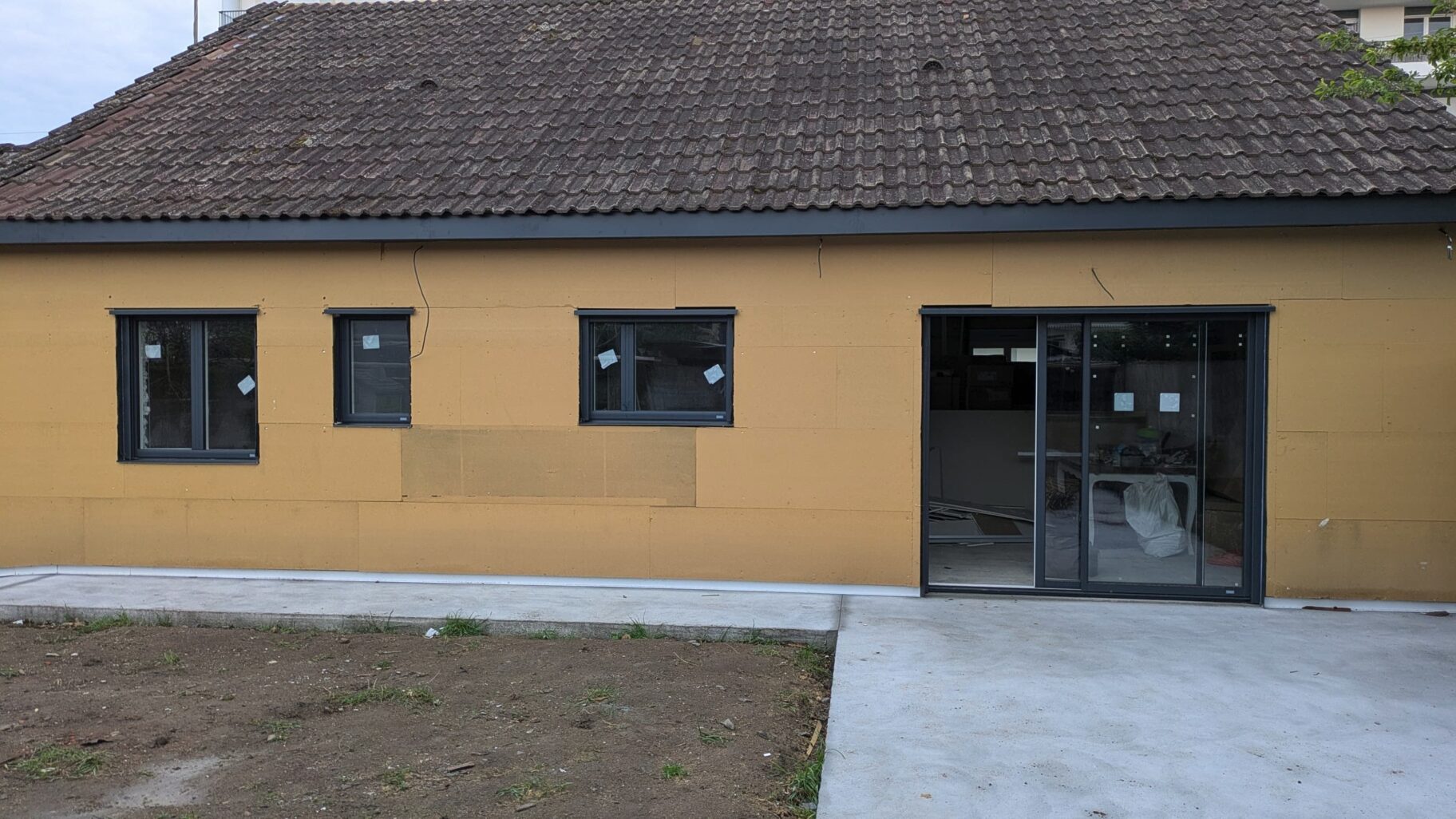 Travaux d’isolation par l’extérieur – façade arrière avant enduit, maison Phénix Nantes.