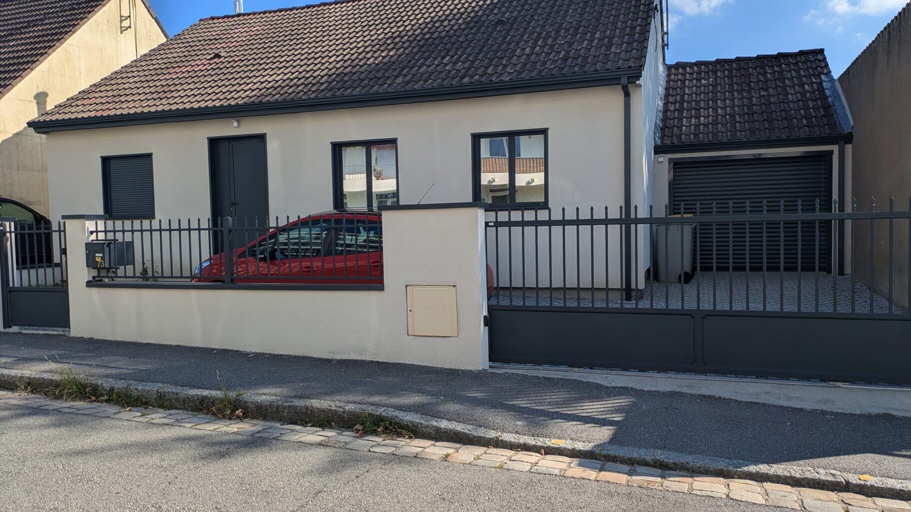 Rénovation maison Phénix à Nantes – façade isolée par l’extérieur, enduit beige et menuiseries aluminium gris 7016.