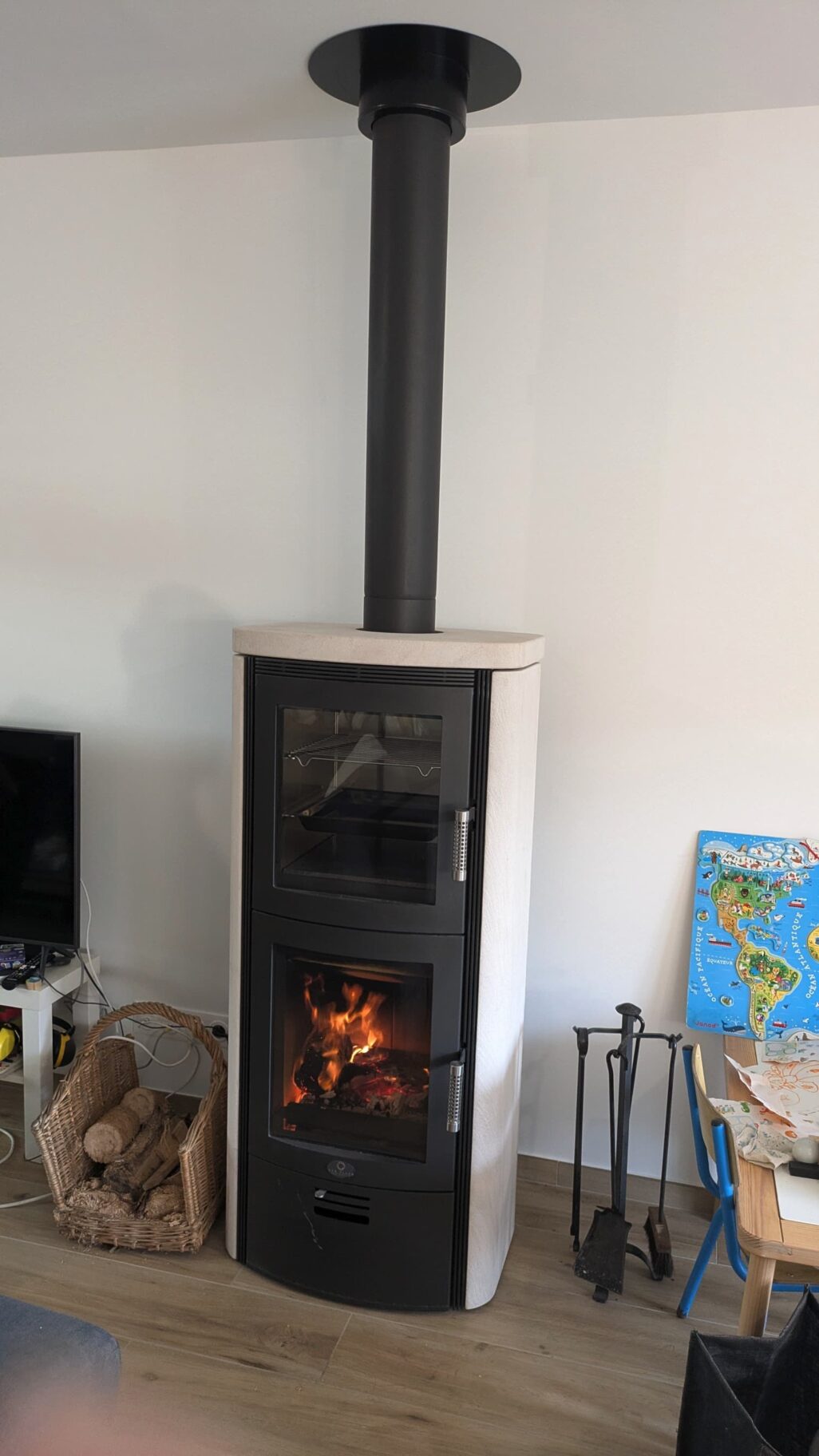 Installation d’un poêle à bois avec four intégré dans une maison rénovée à Nantes.