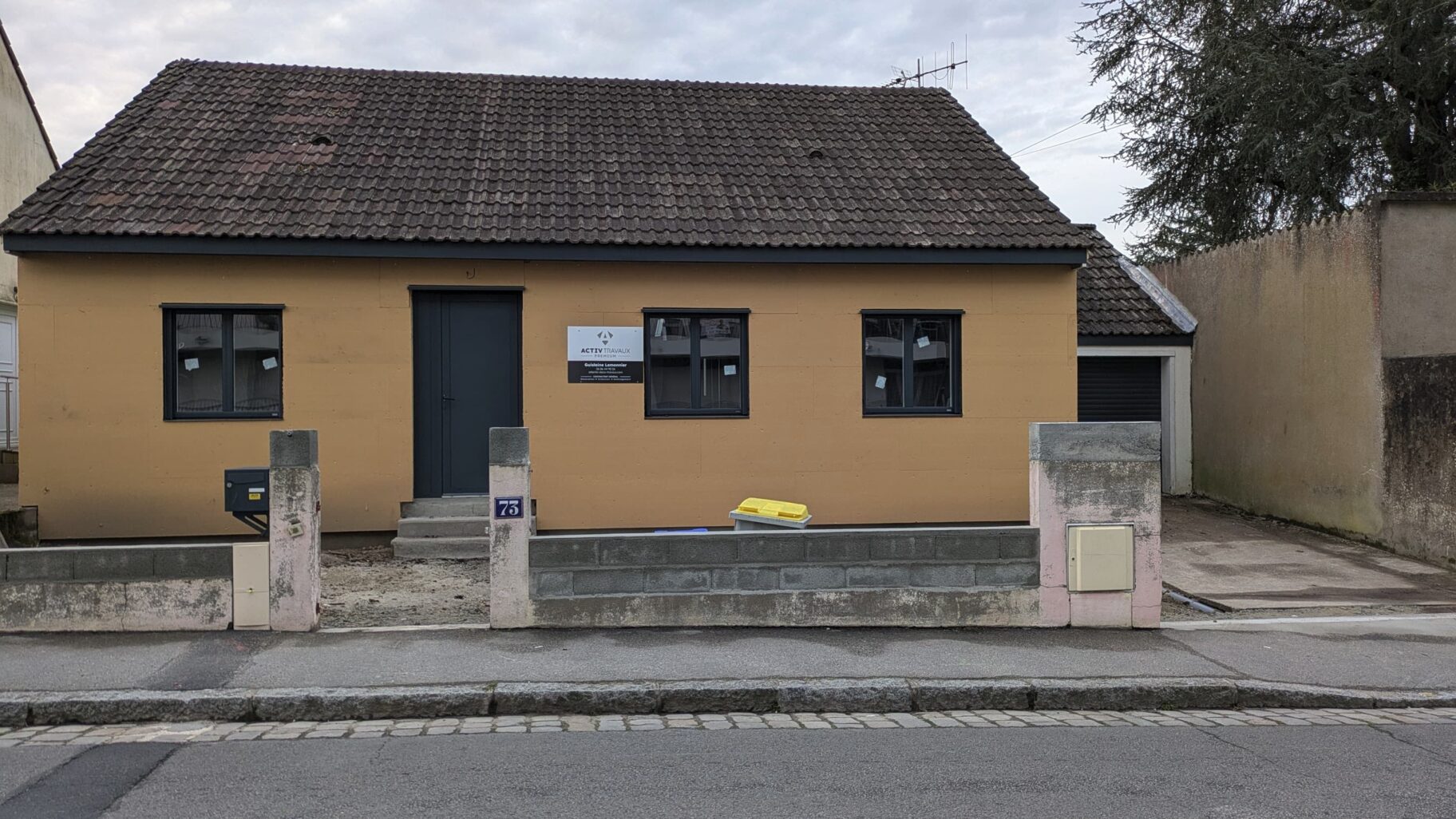 Isolation thermique par l’extérieur en cours – création de murs en ossature bois pour maison Phénix à Nantes.