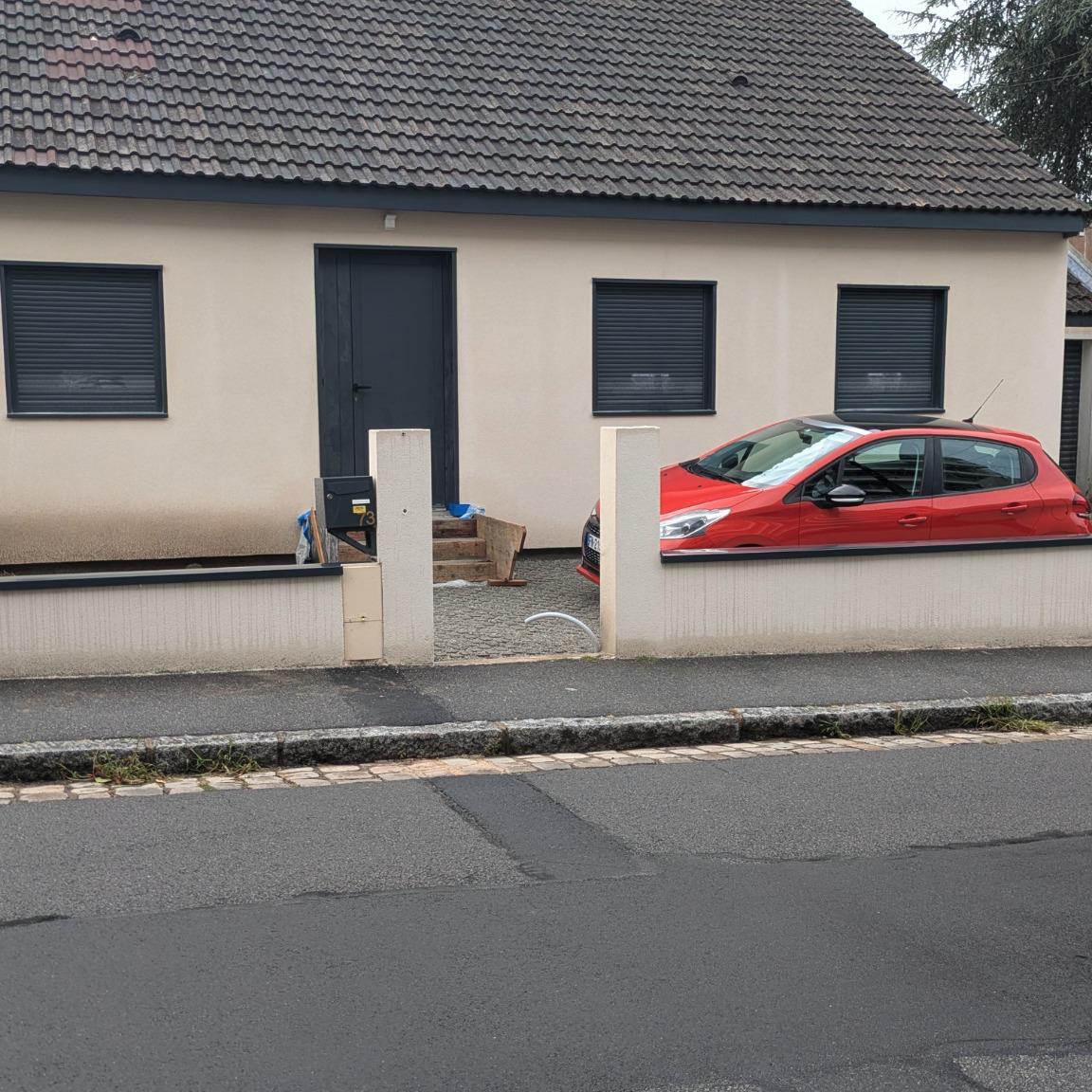 Préparation maçonnerie et seuils pour la pose d’un portail aluminium motorisé.
