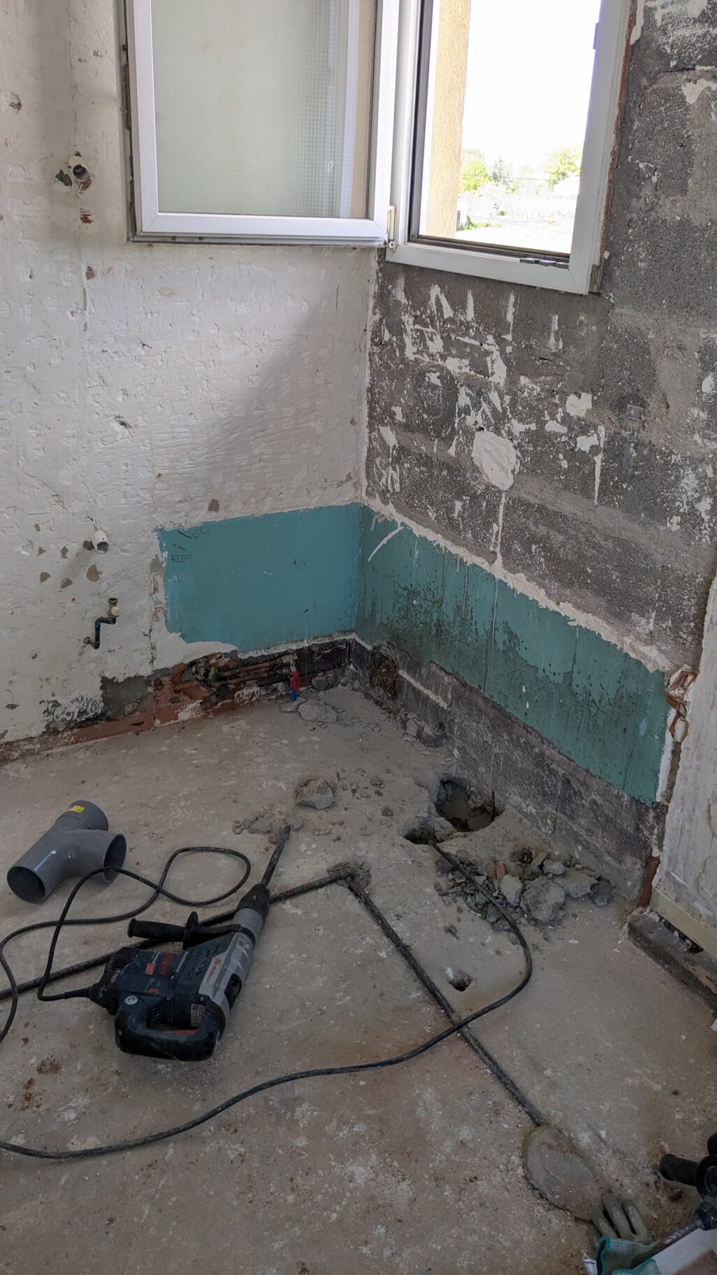 Phase de démarrage du chantier après dépose, avant la création complète de la salle d’eau à l’étage à Vertou.