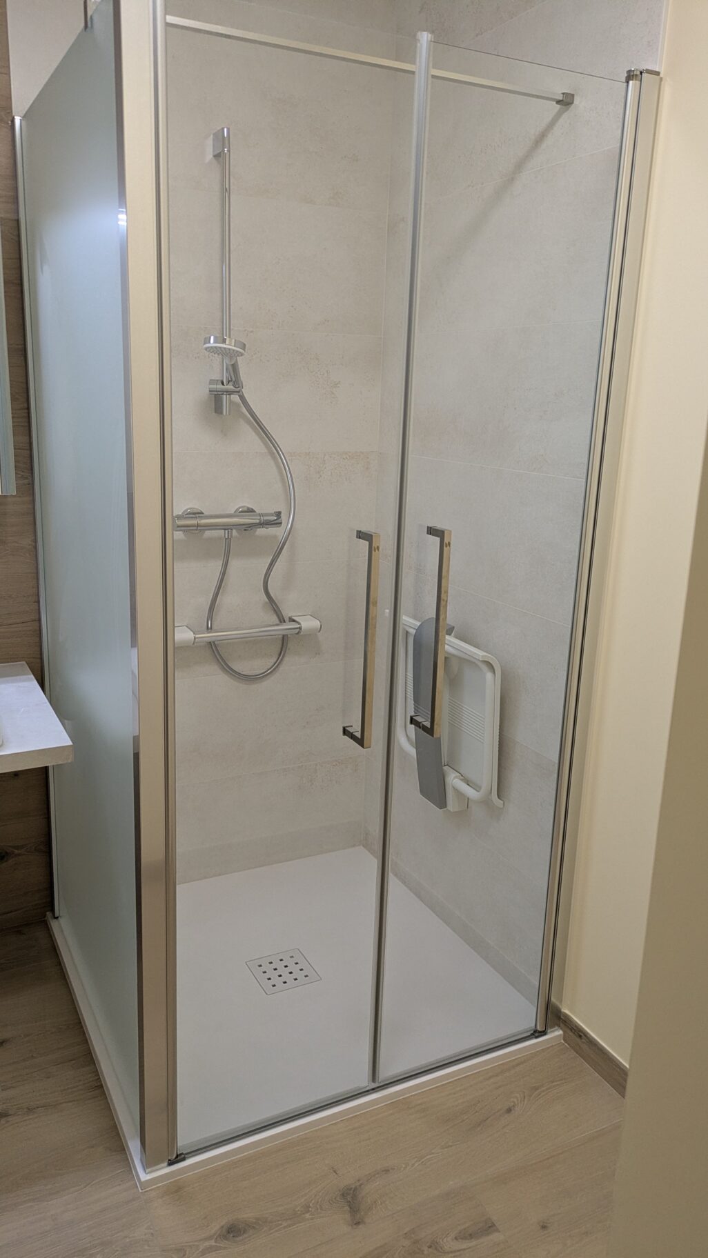 Douche à l’italienne de plain-pied dans une salle d’eau PMR rénovée à Saint-Sébastien-sur-Loire