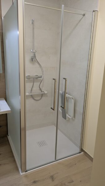 Douche à l’italienne de plain-pied dans une salle d’eau PMR rénovée à Saint-Sébastien-sur-Loire