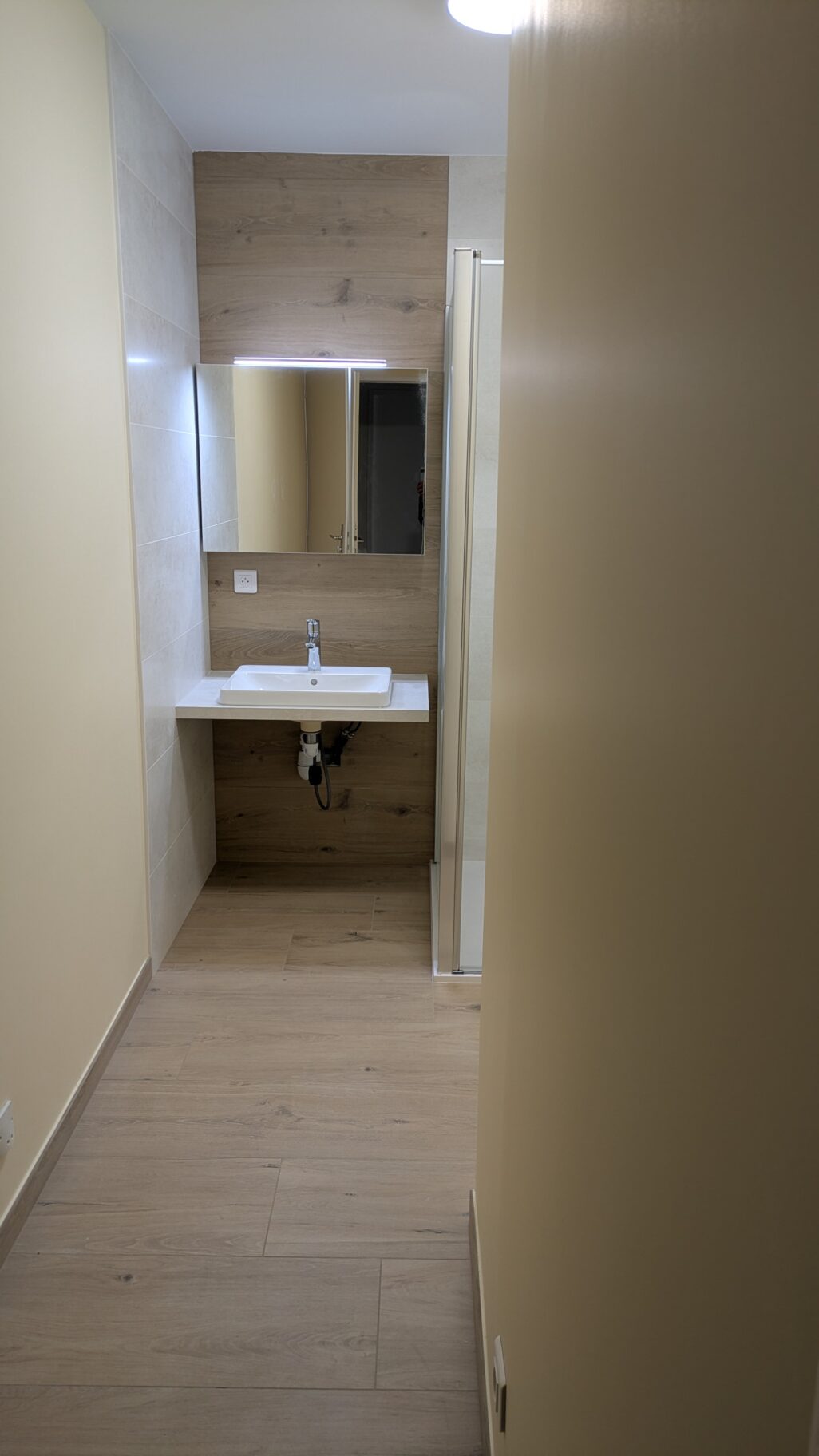 Meuble vasque adapté dans une salle d’eau PMR rénovée à Saint-Sébastien-sur-Loire