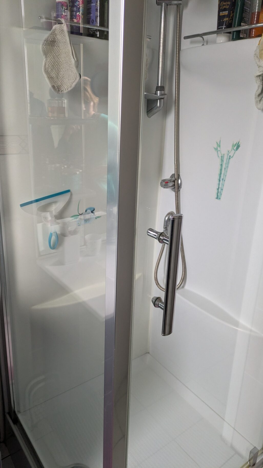 Ancienne cabine de douche avant rénovation