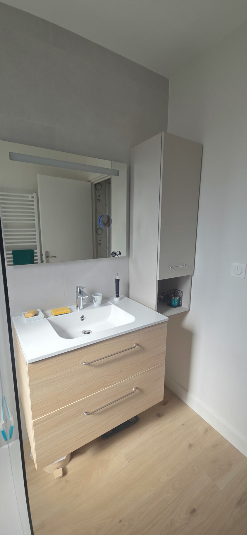 Meuble vasque avec colonne de rangement dans une salle d’eau rénovée