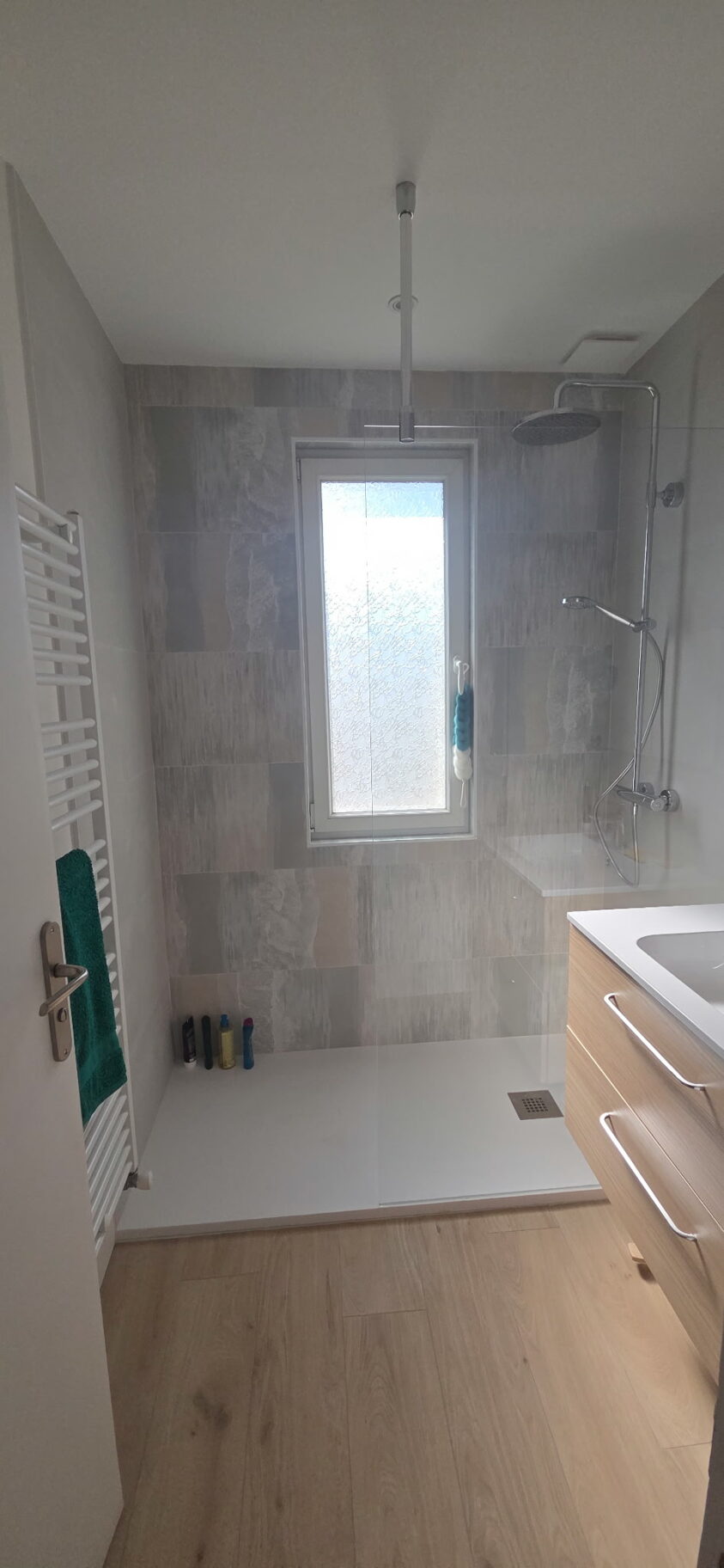 Salle d’eau rénovée avec douche extra-plate et meuble vasque à Bouguenais