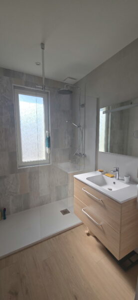 Salle d’eau rénovée avec douche extra-plate et meuble vasque à Bouguenais