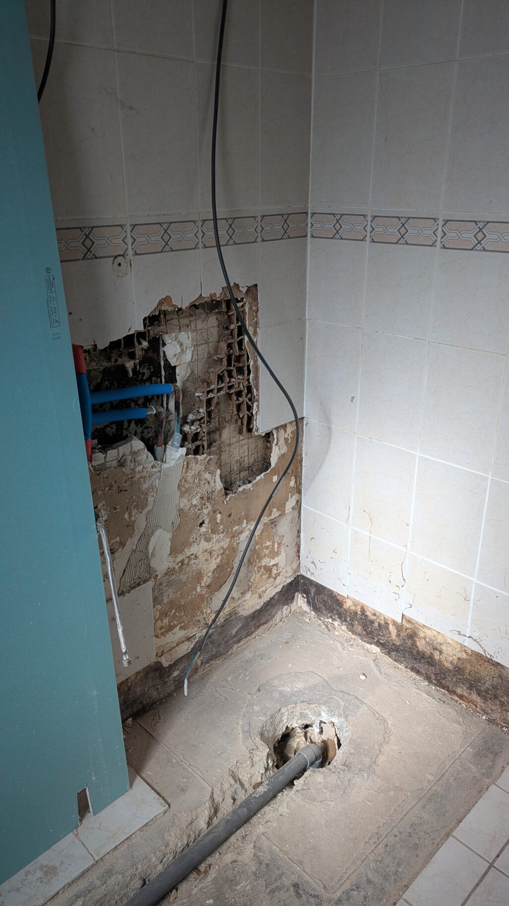Travaux de rénovation avec reprise de la plomberie dans une salle d’eau