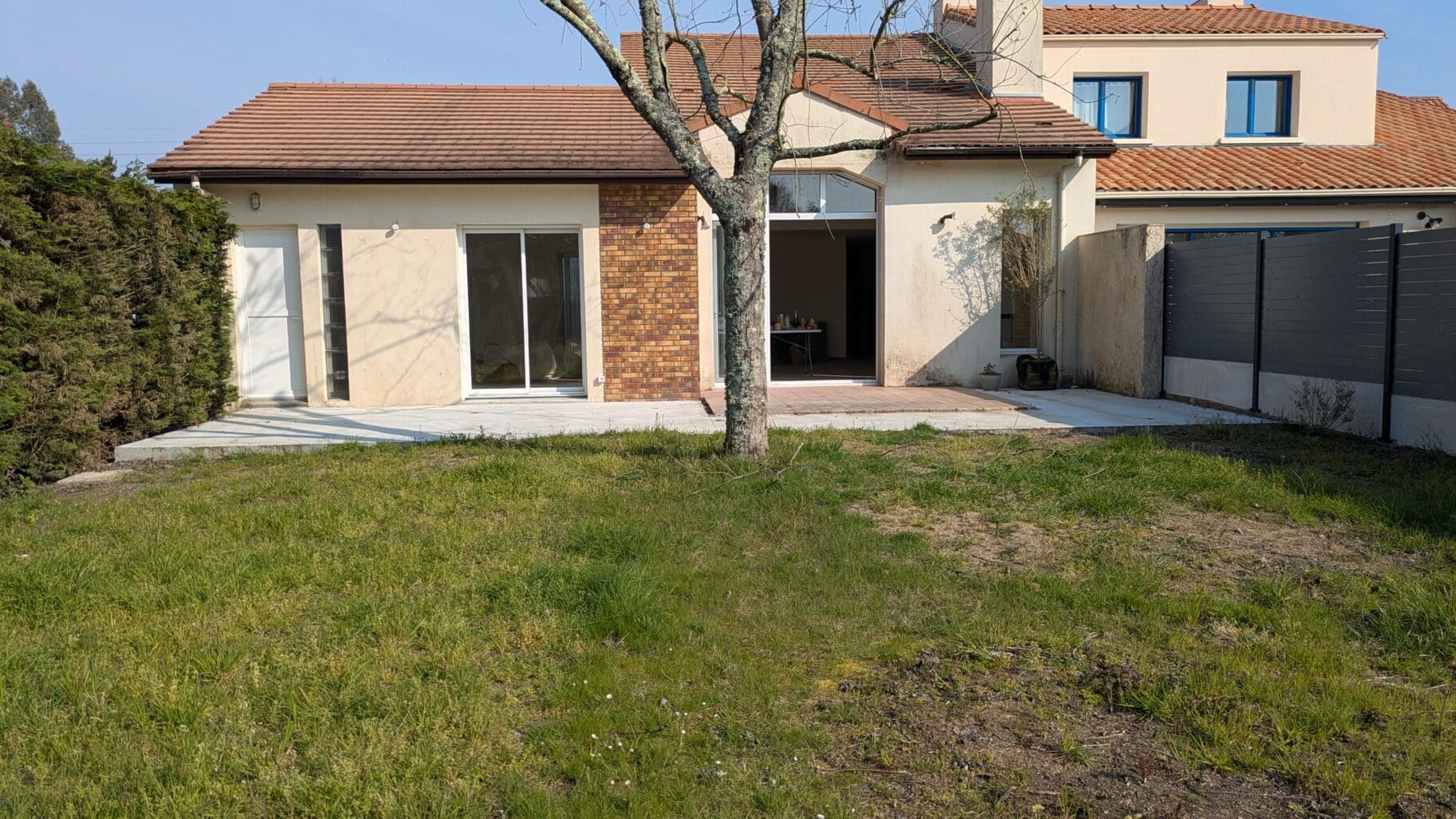 Création d’une terrasse extérieure lors d’une rénovation de maison à Saint-Sébastien-sur-Loire.