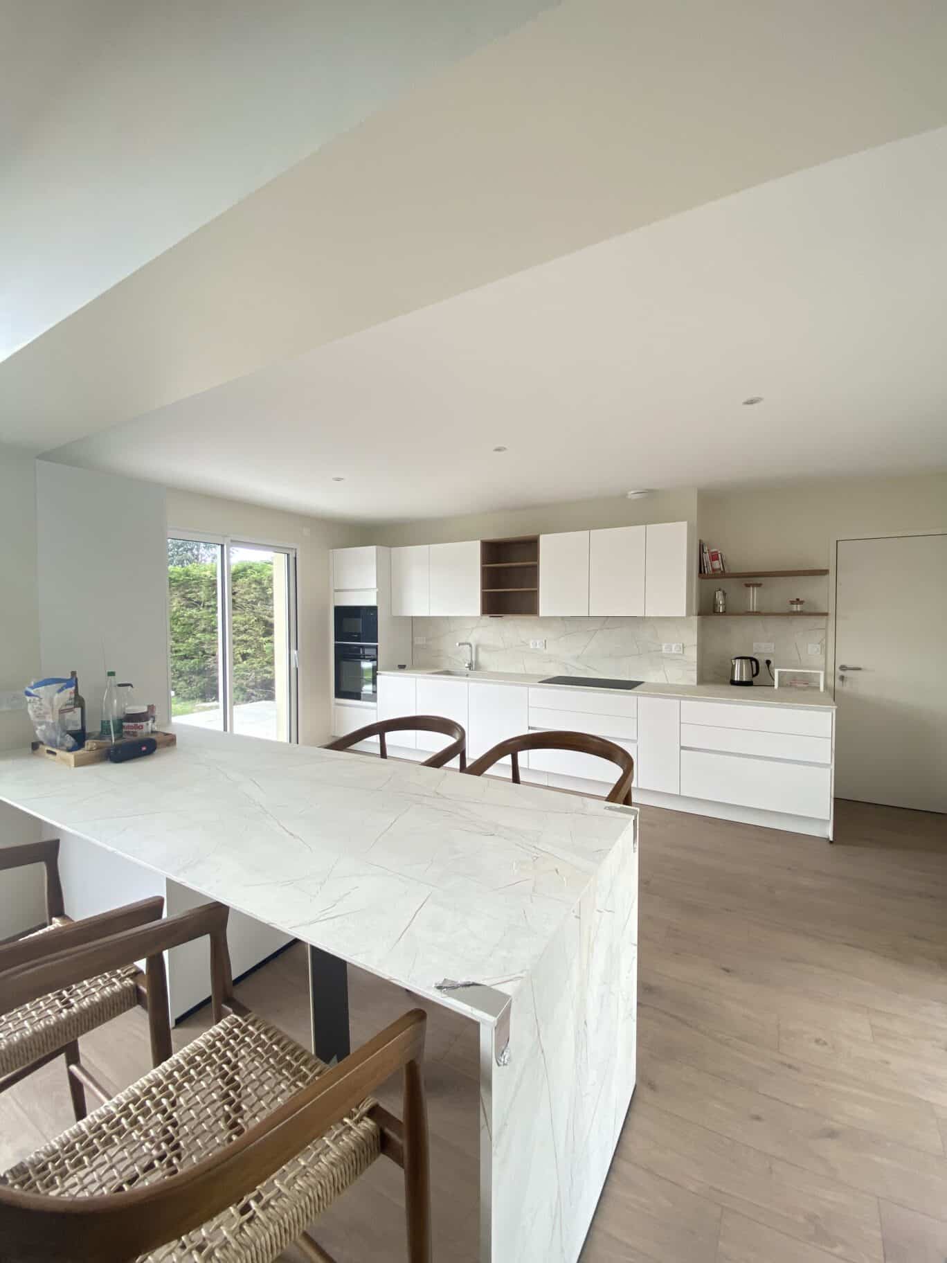 Création d’une cuisine ouverte avec îlot dans une maison rénovée à Saint-Sébastien-sur-Loire.