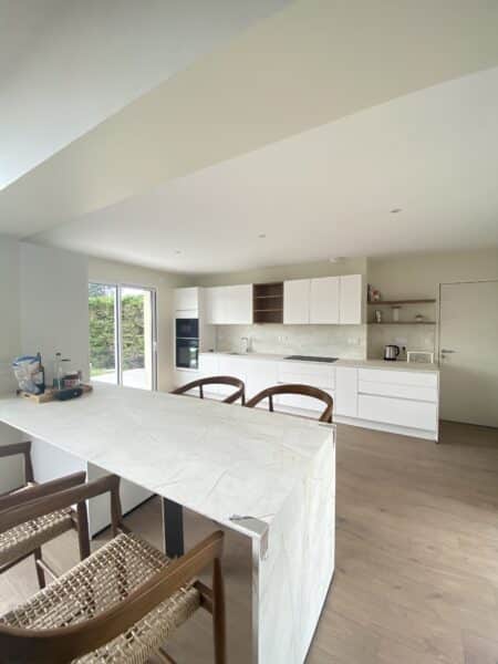 Création d’une cuisine ouverte avec îlot dans une maison rénovée à Saint-Sébastien-sur-Loire.