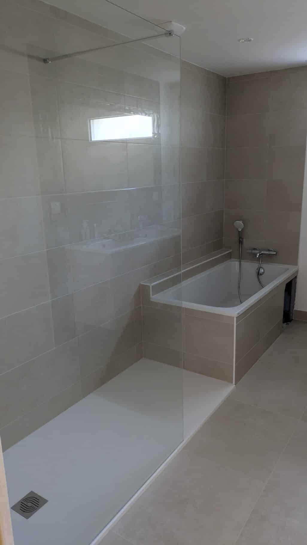 Rénovation complète de salle de bain à Saint-Sébastien-sur-Loire avec douche et baignoire.
