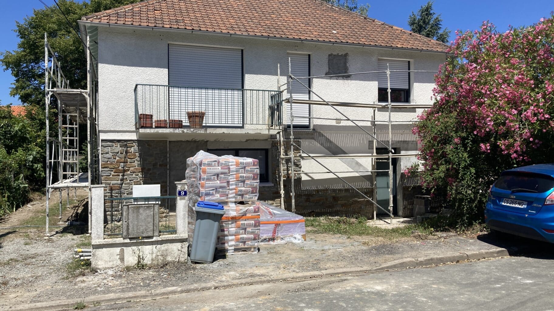 Façade avant rénovation à Saint-Sébastien-sur-Loire avec parement pierre d'origine.