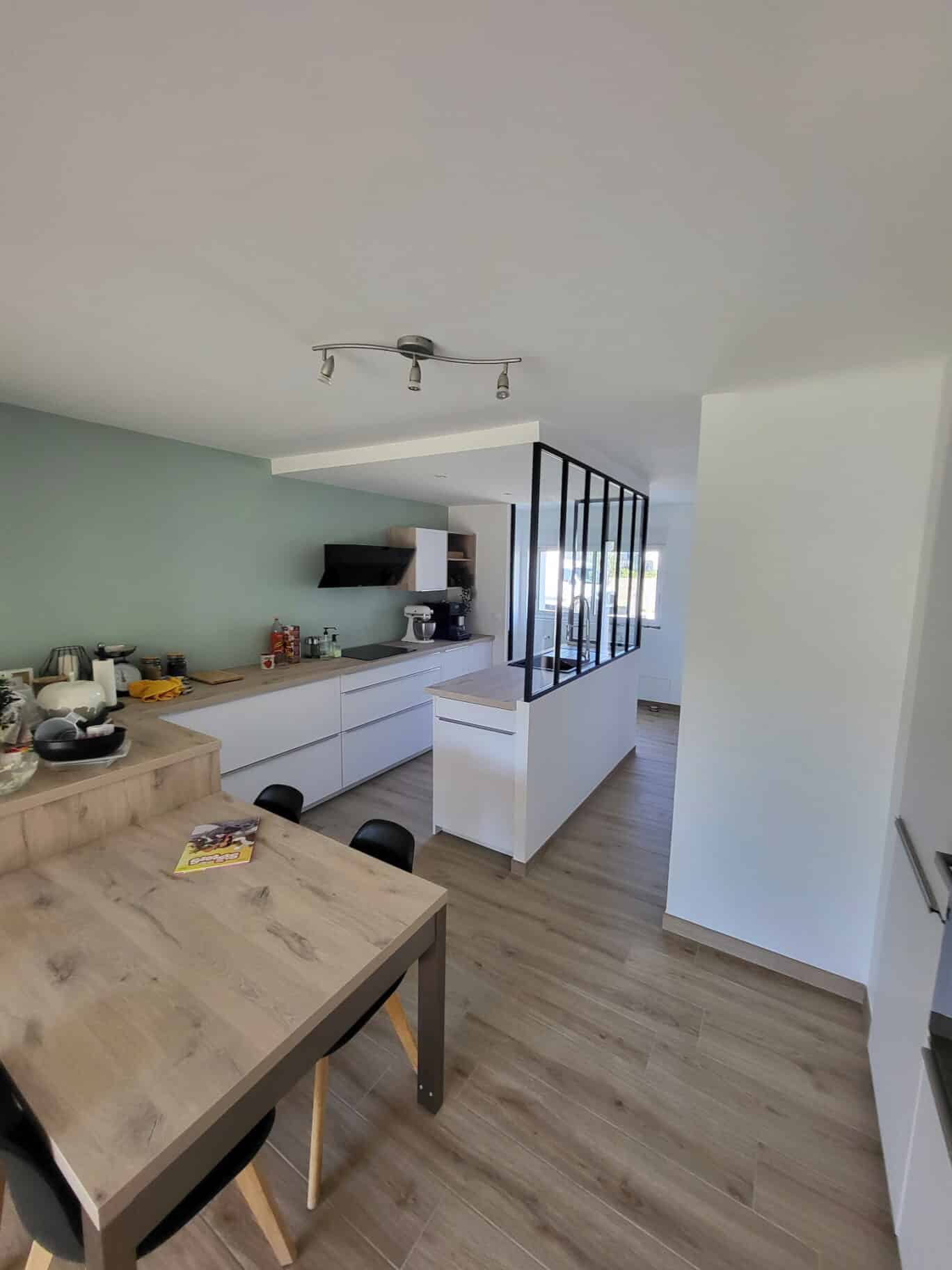 Cuisine rénovée avec verrière atelier lors d'un aménagement intérieur à Rezé.
