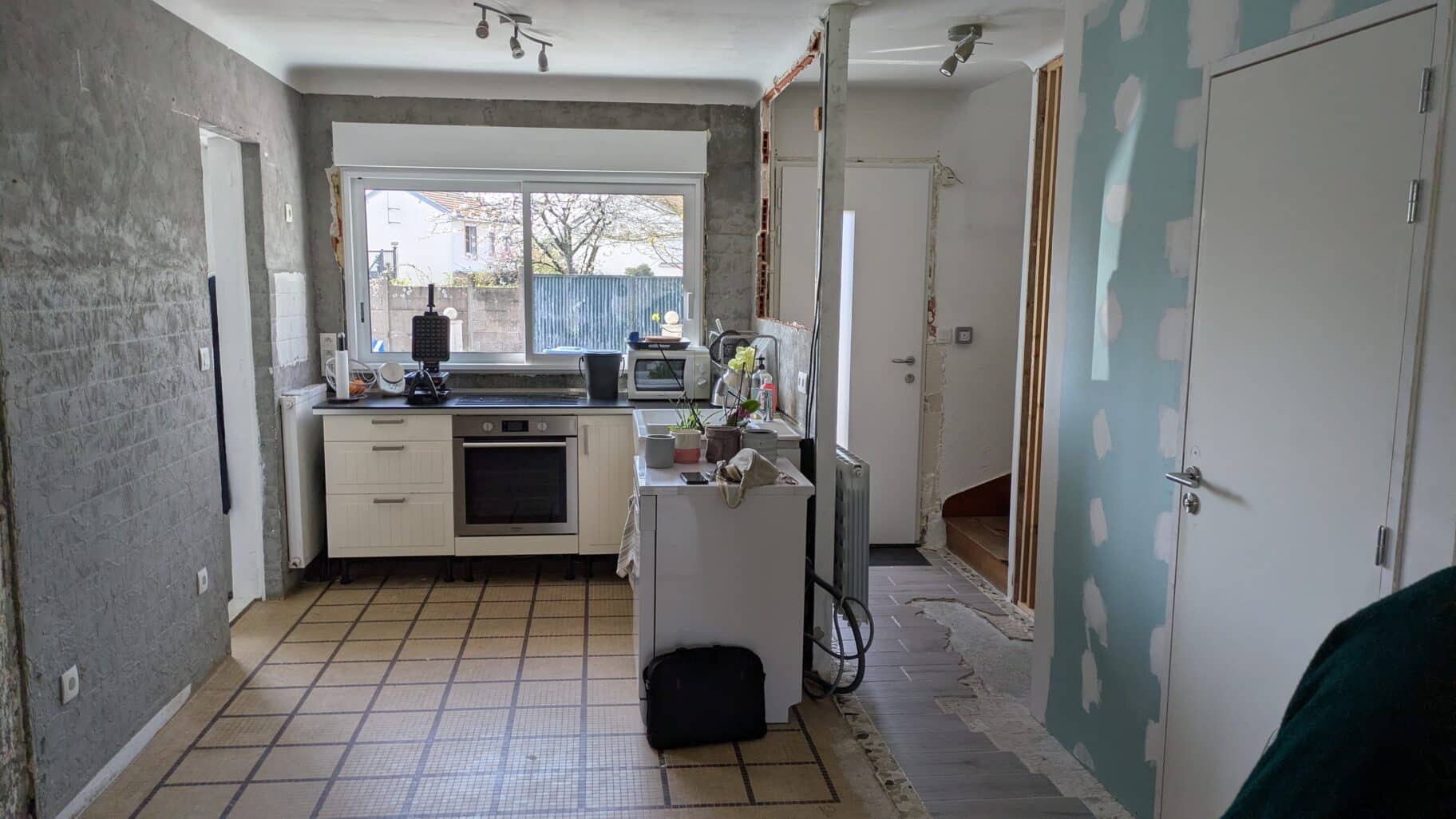 Cuisine avant rénovation à Rezé avant création d'une entrée et aménagement intérieur.