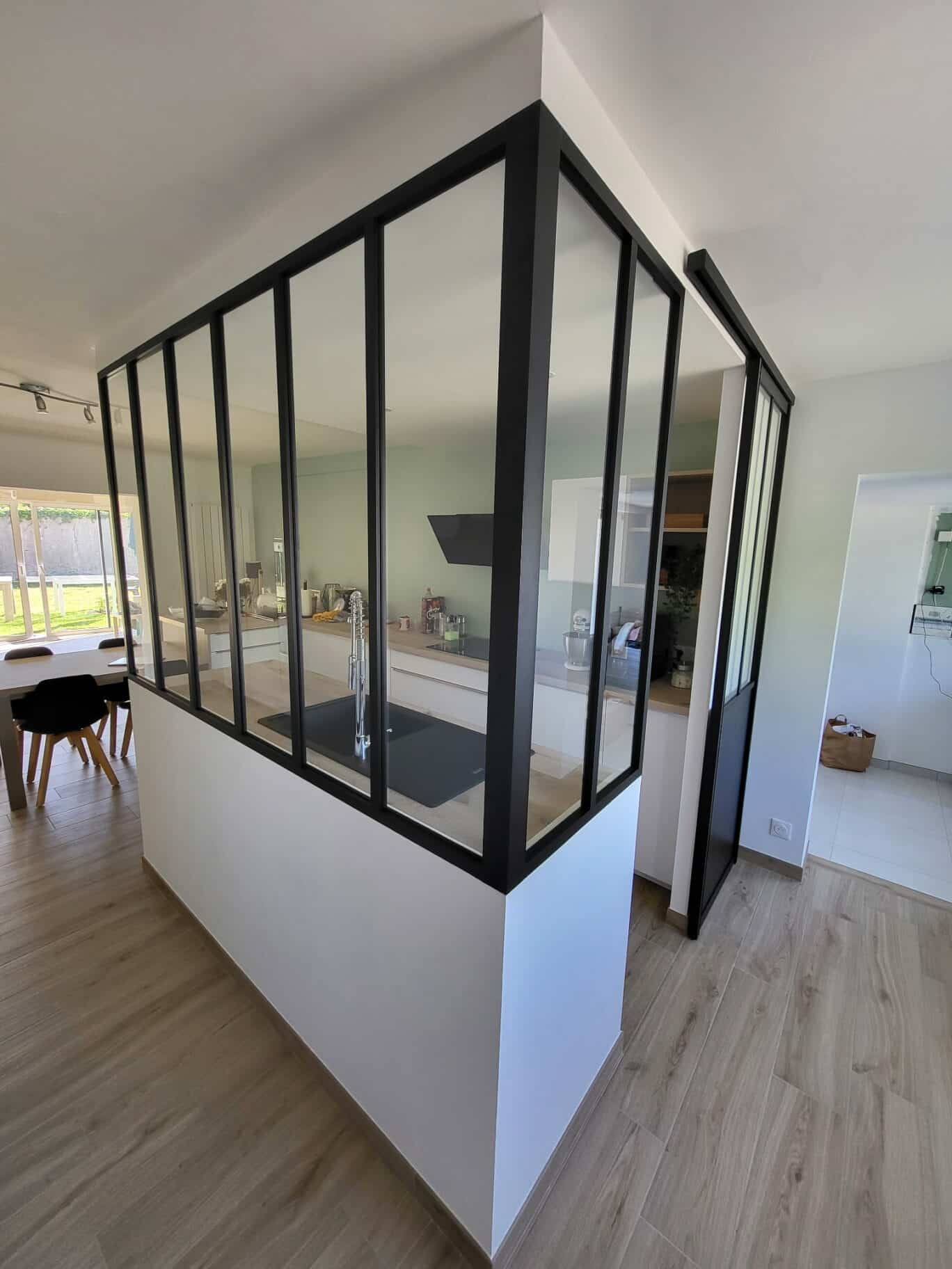 Verrière atelier pour créer une entrée dans une rénovation de maison à Rezé.
