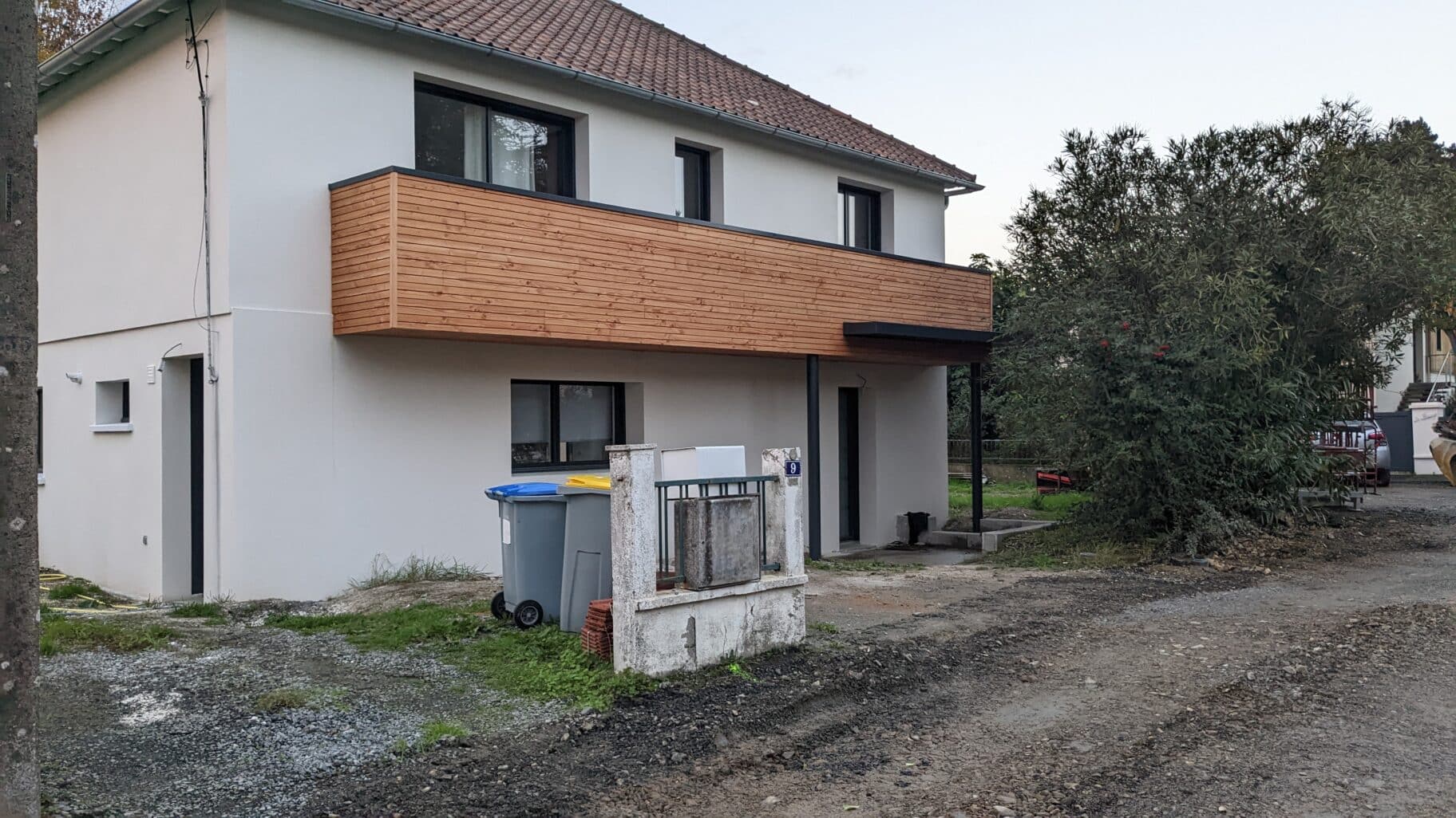Maison rénovée à Saint-Sébastien-sur-Loire après rénovation de façade et habillage du balcon.