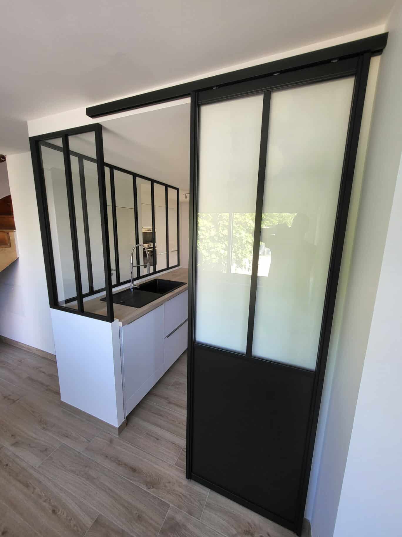Porte coulissante aluminium et verrière dans une rénovation intérieure à Rezé.
