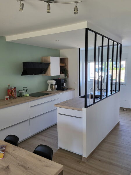 Rénovation de cuisine avec verrière atelier et création d'une entrée à Rezé.