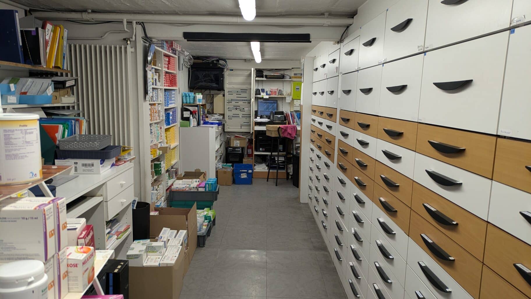 Réserve de pharmacie avant travaux à Saint-Sébastien-sur-Loire