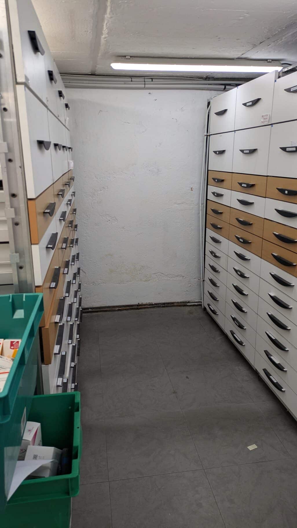 Meubles de rangement déplacés pendant les travaux de rénovation d'une pharmacie