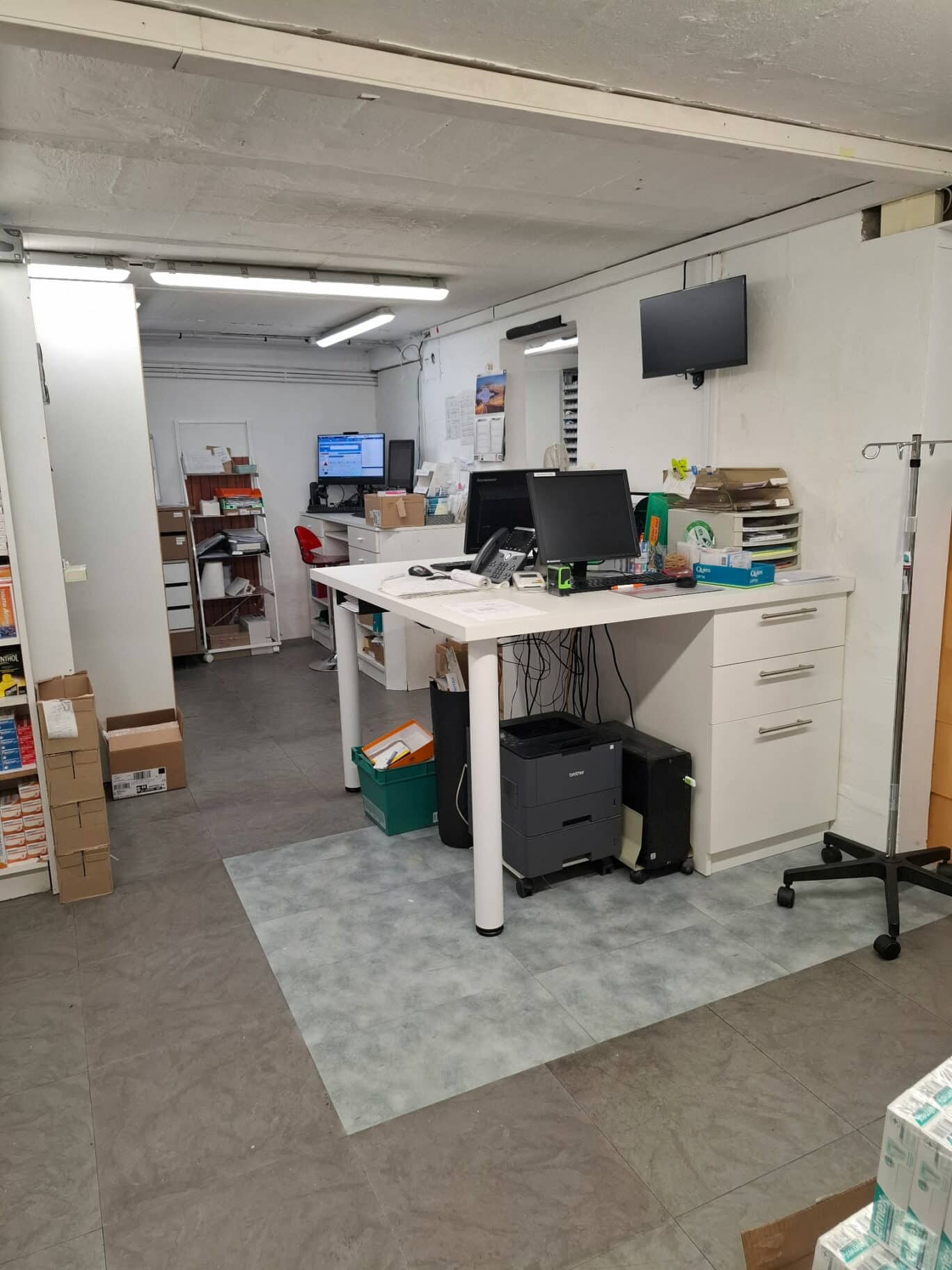 Bureau créé dans la réserve d'une pharmacie